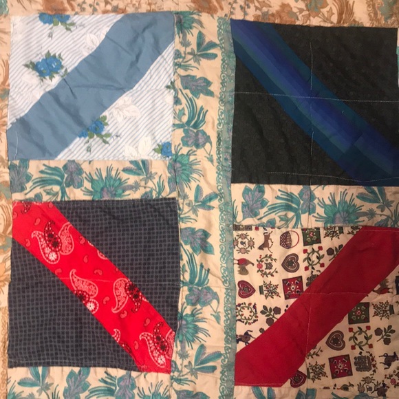 QUILT, COLORFUL, Patchwork VINTAGE FABRIC. 68”x88 looks better in Person. 🔎❤️👀 - Picture 13 of 16